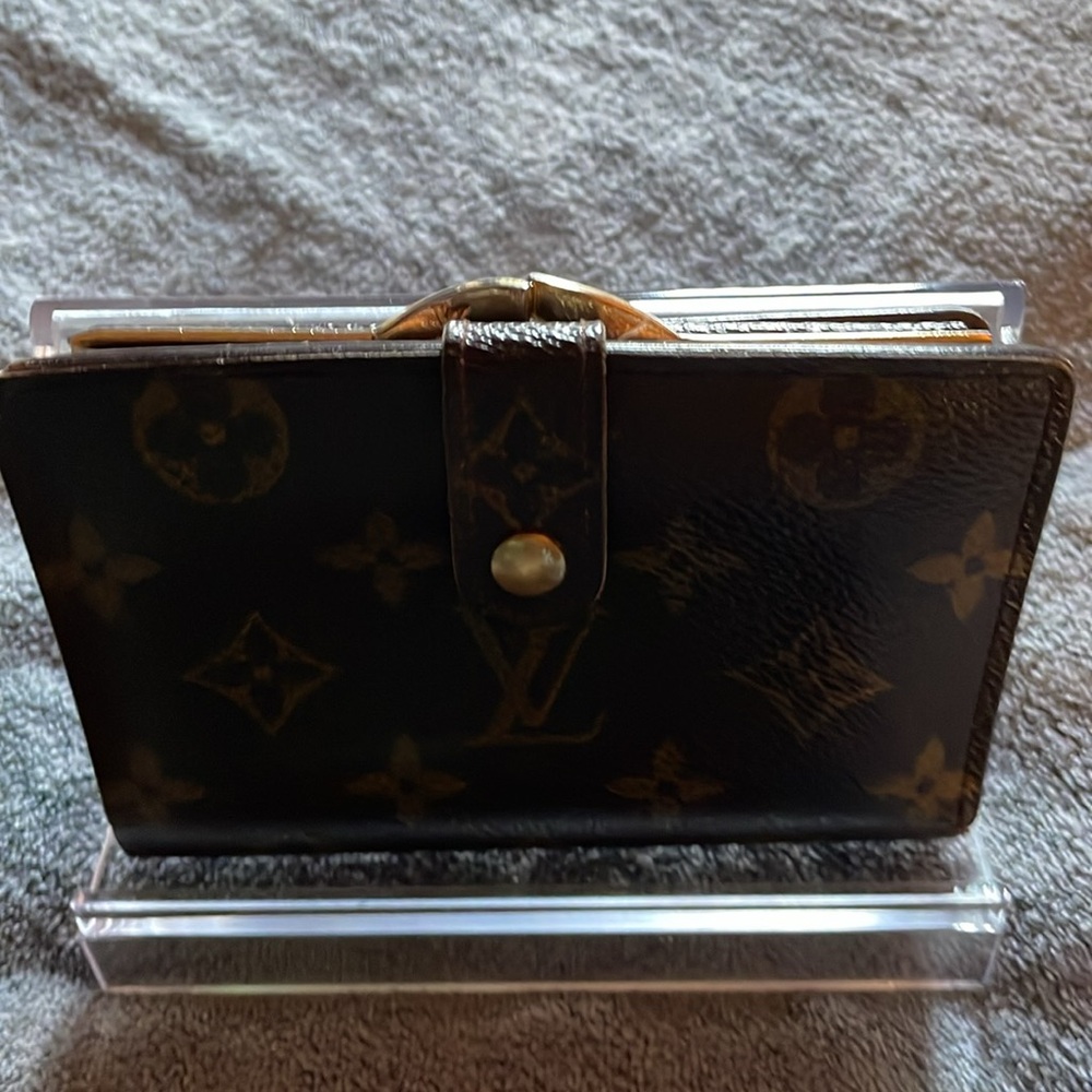 LOUIS VUITTON MONOGRAM KISS LOCK  DATE CODE# MI0082 Authentic